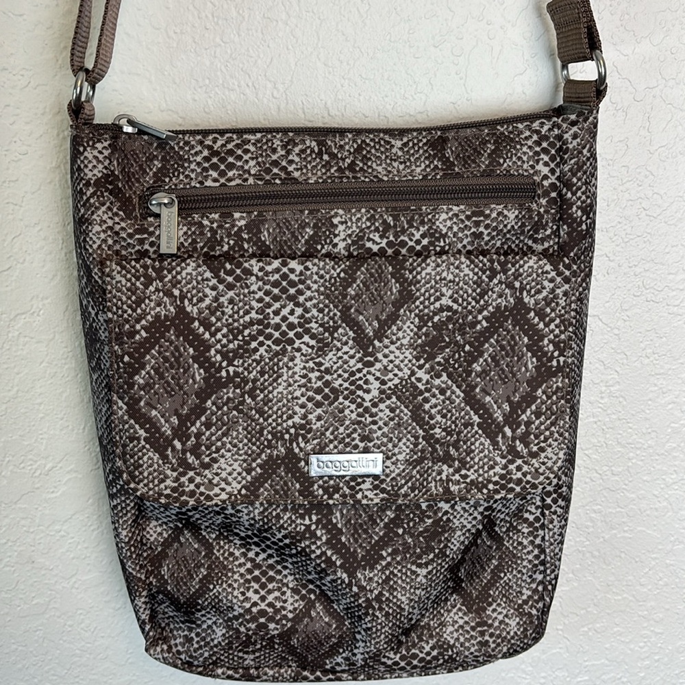 BAGALLINI Travel Bag Crossbody Snakeskin Style - Great for beach!